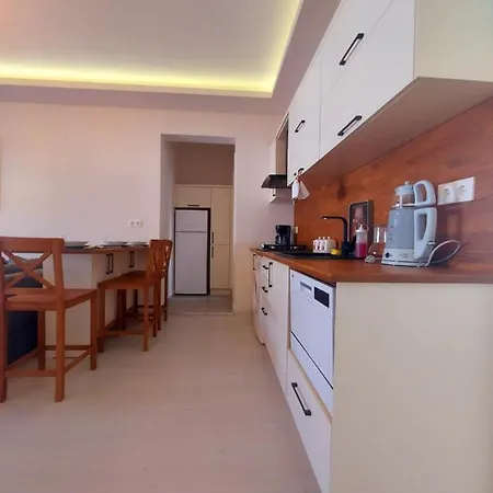 Apartmán Renovated Apartment, Ideal Location And Stylish Design